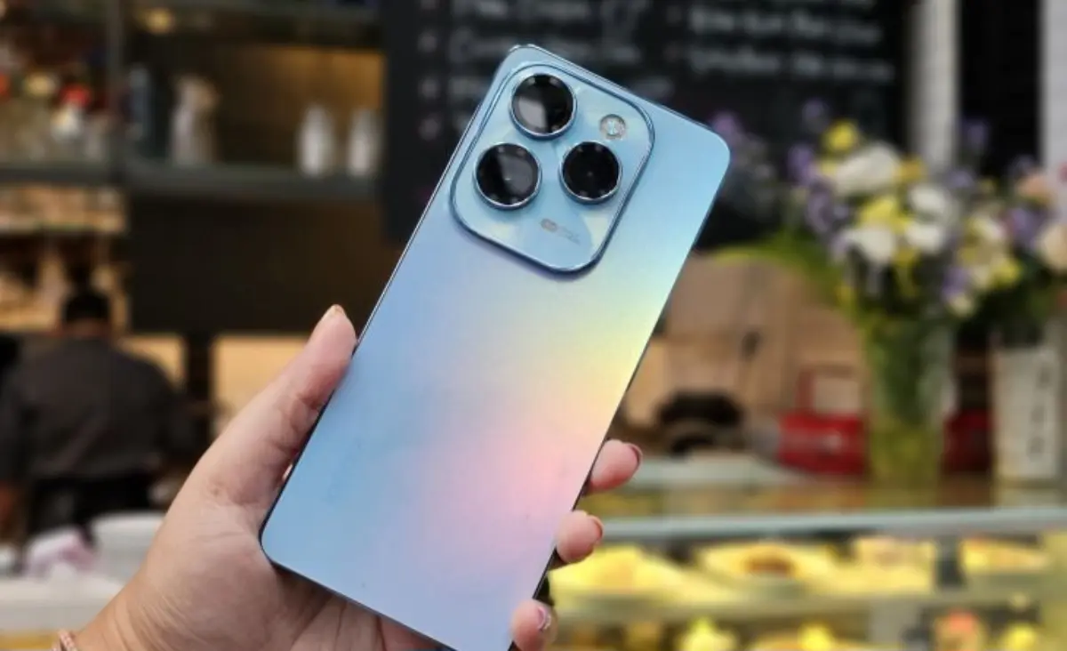 Infinix Hot 40 Pro warna Palm Blue.