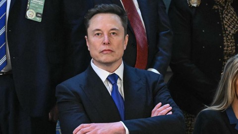 Kekayaan Elon Musk melonjak setelah Mahkamah Agung Delaware memulihkan opsi saham Tesla yang dibatalkan senilai 139 miliar dolar AS, atau setara 2,33 kuadriliun rupiah. Foto: CNN Indonesia - mimbarjumat.com