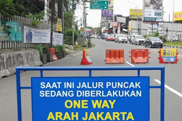 Kepolisian sering melakukan rekayasa lalu lintas untuk memastikan arus yang lancar dan keselamatan karena padatan kendaraan yang meningkat. Foto: Otojurnalisme - mimbarjumat.com