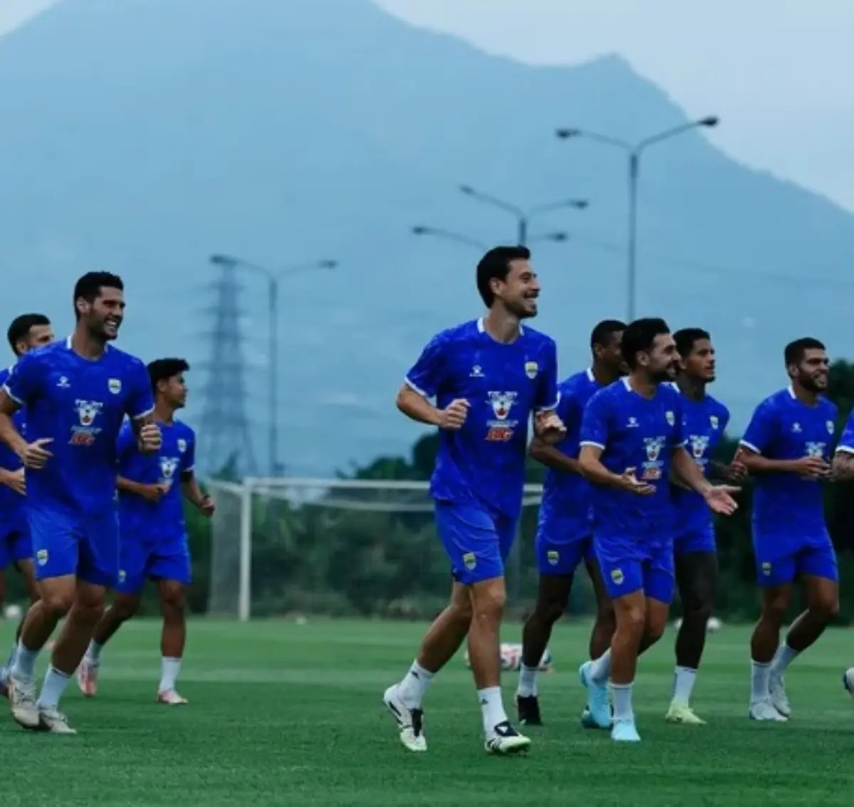 Momen Latihan Persib Bandung Menjelang Menghadapi Borneo FC di Lapangan pendamping Stadion GBLA.