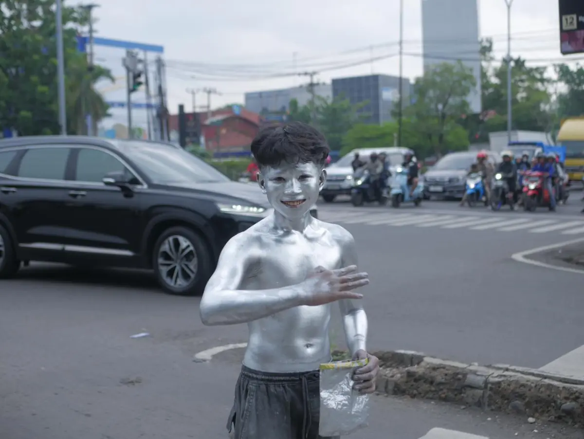 Manusia Silver: Kilau yang Memudar, Harapan yang Tersandera Tekanan Hidup