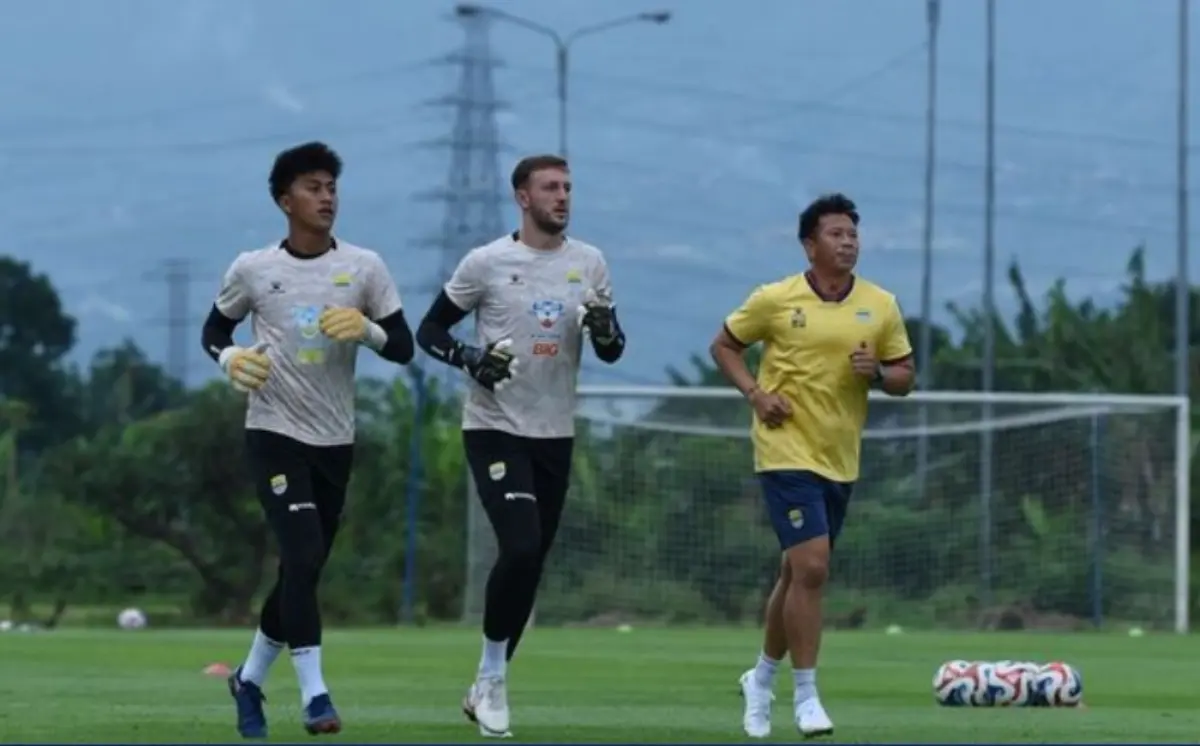 Momen sesi latihan kiper Persib di lapangan pendamping GBLA menjelang laga menghadapi Borneo.