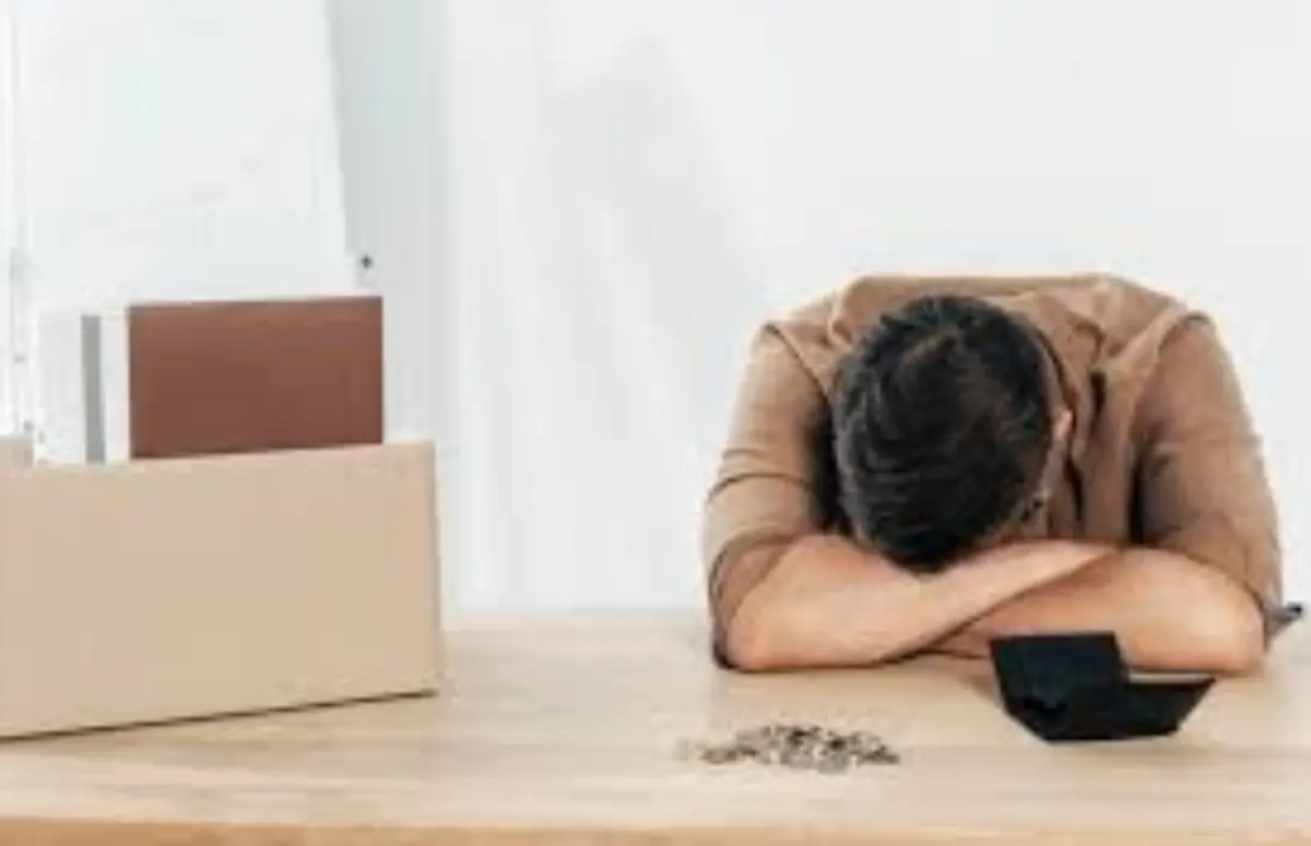 Ilustrasi orang mengalami stres akibat gagal bayar pinjaman online (pinjol).