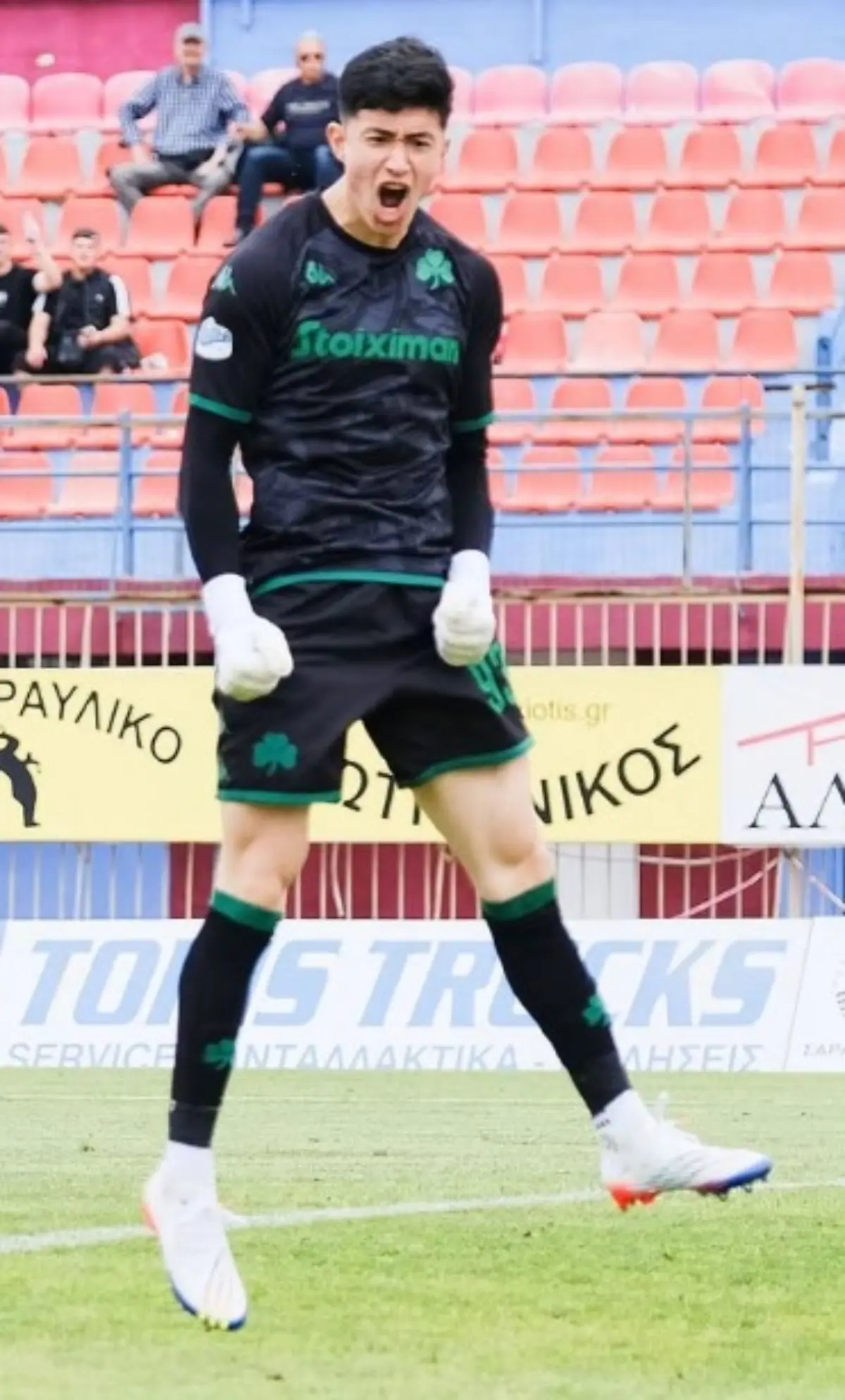 Foto Cyrus Margono Ketika Merayakan Kemenangan.