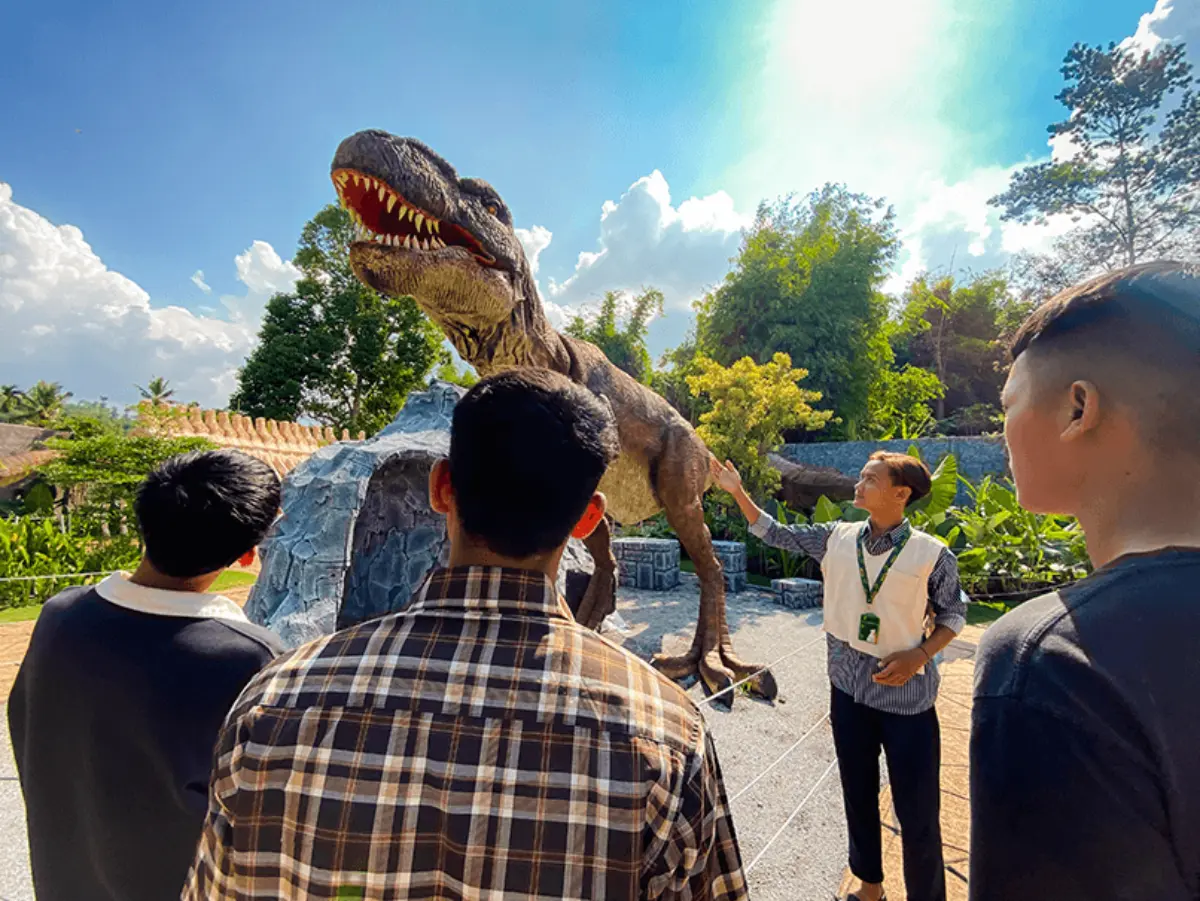 Liburan Tahun Baru Enaknya ke Mana? Coba Serunya Garut Dinoland!