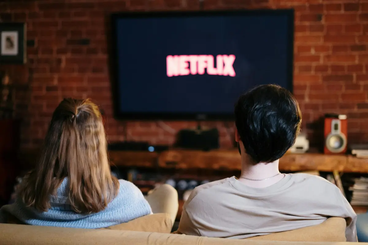 Ilustrasi menonton film di Netflix