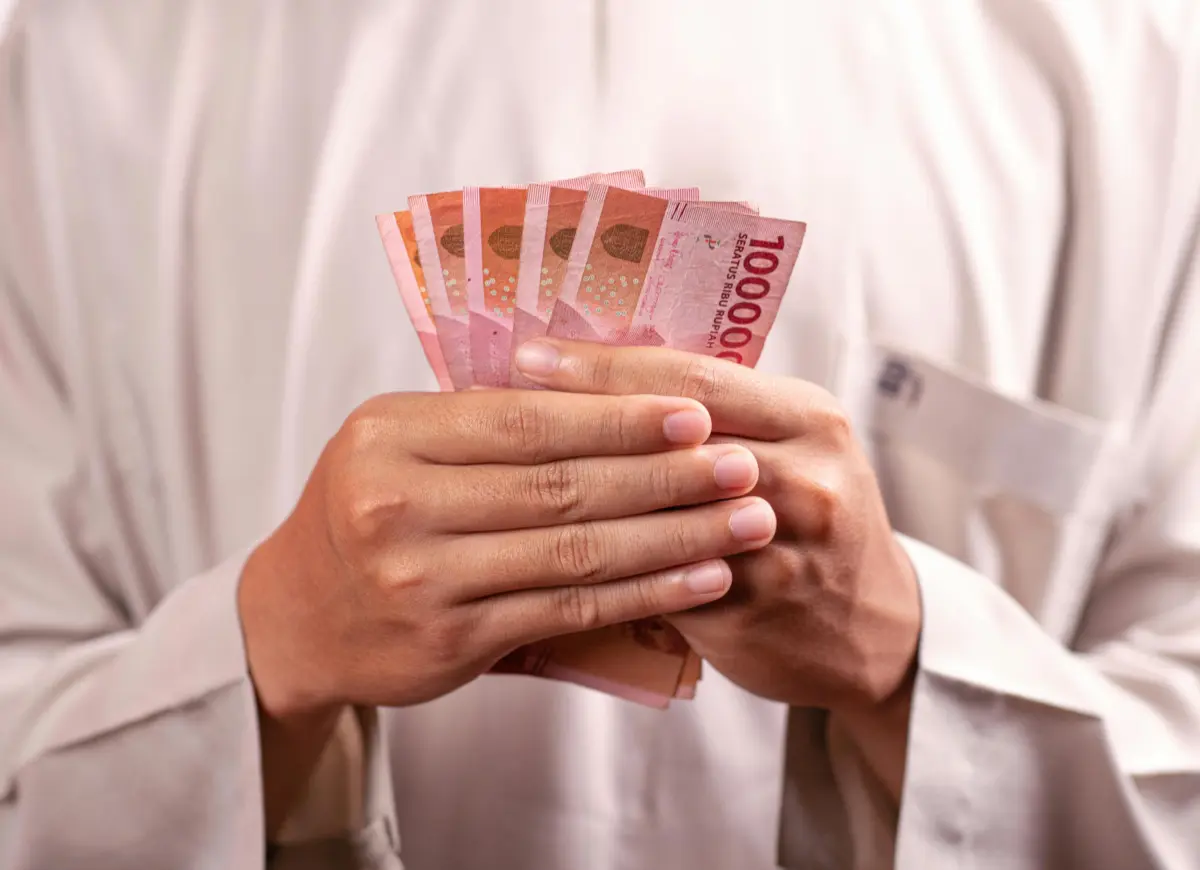 Ilustrasi pria memegang uang.