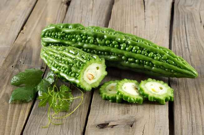 Pare adalah buah labu labu yang sering ditambahkan ke siomai, tetapi banyak orang tidak menyukai rasanya yang pahit. Tetapi pare ternyata memiliki banyak manfaat kesehatan. Foto: Alodokter - mimbarjumat.com