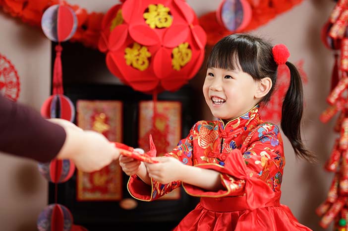 Tradisi Angpao menjadi salah satu simbol paling identik dalam perayaan Imlek. Foto: Halodoc - mimbarjumat.com
