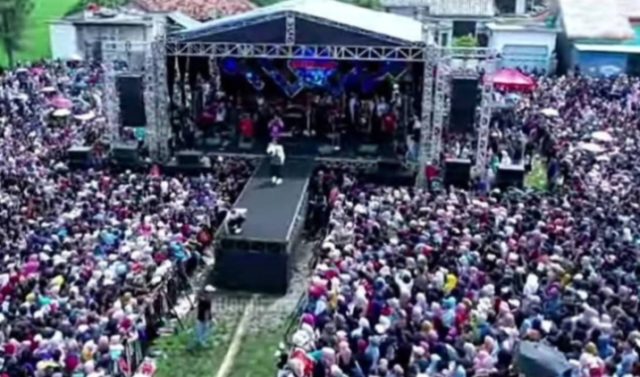 Dede April tidak tampil sendirian pada konser yang dimulai sekitar pukul 13.00 WIB. Foto: Alexa Podcast - mimbarjumat.com