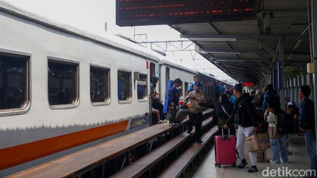 Ilustrasi mudik Lebaran dengan kereta api. Foto: detikcom - mimbarjumat.com