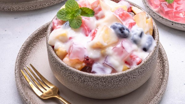 Tradisi mencari takjil, hidangan pembuka puasa yang segar, selalu dikaitkan dengan bulan suci Ramadan. Foto: detikcom - mimbarjumat.com