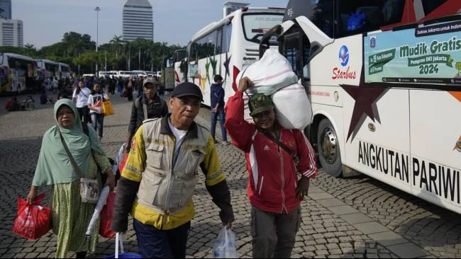 Sebelum Lebaran 2026, berbagai lembaga negara, pemerintah daerah, dan perusahaan swasta kembali membuka program mudik gratis. Foto: Kompas.tv - mimbarjumat.com