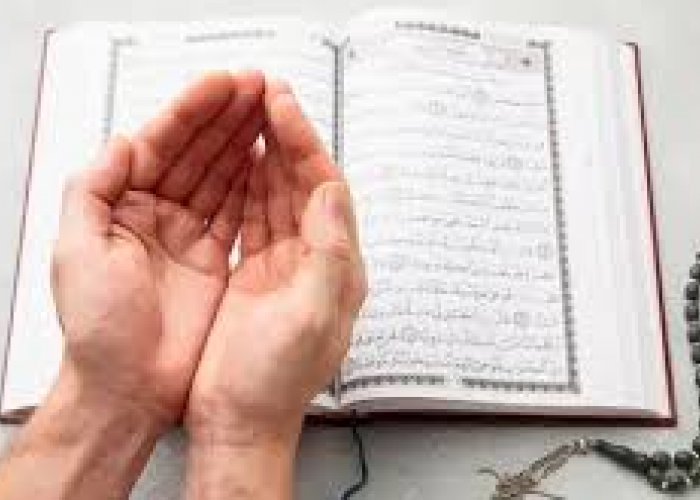 Menjelang bulan Ramadan, masyarakat melakukan tradisi Megengan, yang biasanya diisi dengan doa bersama dan berbagi makanan sebagai tanda persiapan lahir batin. Foto: Rakyat Cirebon - Disway - mimbarjumat.com