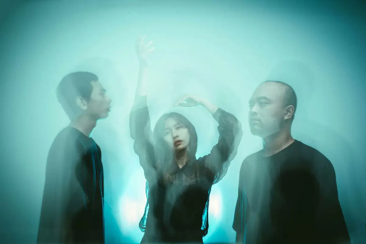 Lagu Mangu - Fourtwnty Ft. Charita Utami: Makna dan Pesan Emosional tentang Kebimbangan. Foto: Istimewa - mimbarjumat.com