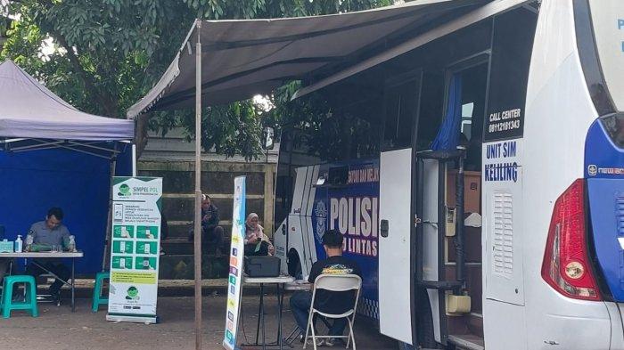 Warga di Kabupaten Garut yang ingin memperpanjang Surat Izin Mengemudi (SIM) mereka dapat menggunakan layanan SIM Keliling. Layanan ini dibuat untuk membuat orang lebih mudah untuk menyelesaikan perpanjangan SIM mereka tanpa harus pergi ke kantor polisi. Informasi terbaru tentang jadwal dan lokasi pelayanan SIM Keliling hari ini, Senin, 12 Januari 2026, dapat ditemukan di sini. Foto: priangan.tribunnews.com - mimbarjumat.com