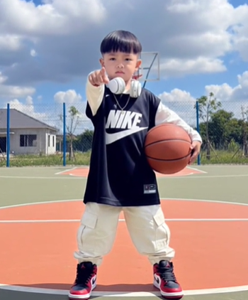 Tren foto digital AI semakin populer, terutama di kalangan remaja. Gemini AI digunakan oleh banyak pengguna untuk membuat potret diri yang menarik dan terlihat profesional. Dengan menggunakan prompt yang tepat, Anda dapat membuat gambar pria yang tampak realistis, indah, dan cocok dengan gaya Anda. Foto: radargarut.id - mimbarjumat.com