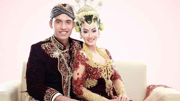 Panduan prompt Gemini AI untuk foto pasangan prewedding adat Jawa dapat digunakan sebagai panduan penting sebelum meminta AI memproses gambar. Foto: detikcom - mimbarjumat.com