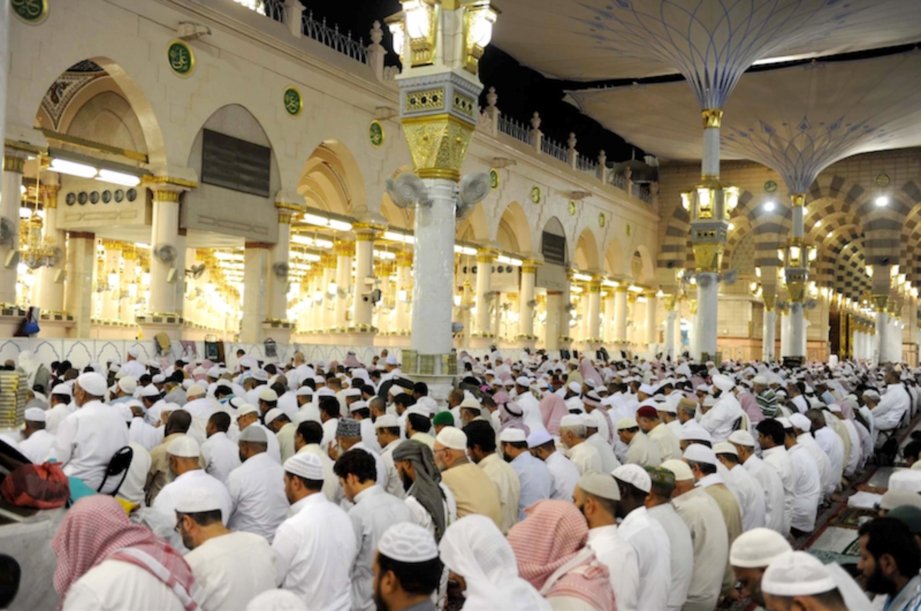 Doa setelah sholat tarawih pendek dan artinya merupakan penyempurnaan ibadah. Sholat tarawih adalah amalan sunnah dan hanya dilakukan selama bulan Ramadhan. Disarankan untuk melakukannya secara berjemaah di masjid atau musala karena pahalanya jauh lebih besar daripada melakukannya sendiri di rumah. Foto: siraplimau.com