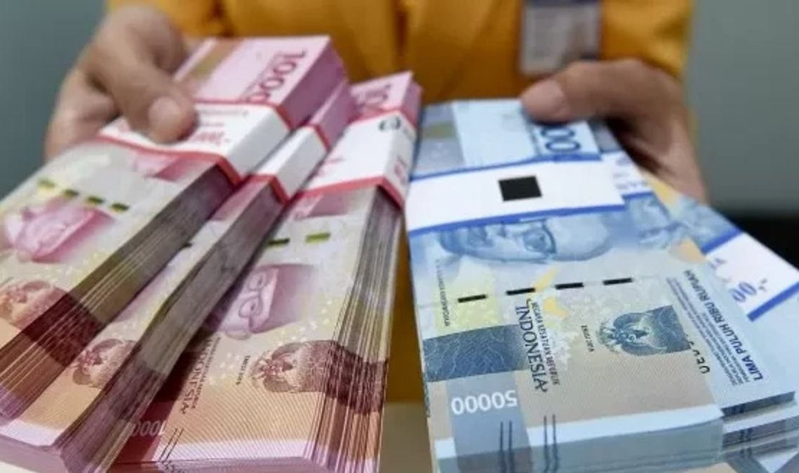 Direncanakan bahwa pekan pertama bulan Ramadan akan menjadi awal pembayaran Tunjangan Hari Raya (THR) 2026 bagi Aparatur Sipil Negara (ASN), prajurit TNI, dan anggota Polisi.Pencairan THR akan dimulai pada awal masa puasa, menurut Menteri Keuangan Purbaya Yudhi Sadewa. Foto: infobanknews.com - mimbarjumat.com