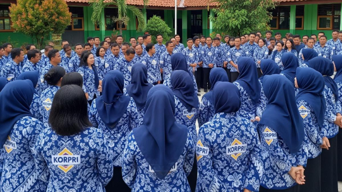 Guru PPPK Paruh Waktu yang sudah menerima TPG menerima gaji yang berbeda dari guru yang belum menerima tunjangan khusus pendidik (serdik). Pemerintah Kabupaten Bandung, Jawa Barat, mengadopsi kebijakan tersebut. Perlu diingat bahwa Tunjangan Profesi Guru (TPG) adalah satu kali gaji pokok bagi PNS dan PPPK penuh waktu. Foto: trends.tribunnews.com - mimbarjumat.com