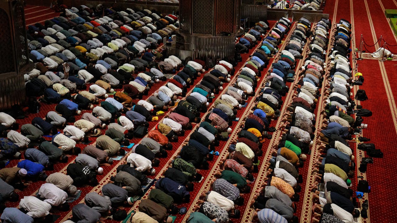 Semua orang yang beragama Islam dapat melakukan sholat witir, yang merupakan sholat sunah yang dilakukan setelah shalat Isya dan berlangsung hingga sebelum subuh. Pada bulan Ramadan, sholat witir biasanya dilakukan sebagai penutup rangkaian sholat malam setelah salat tarawih. Foto: goodnewsfrom.indonesia.id - mimbarjumat.com