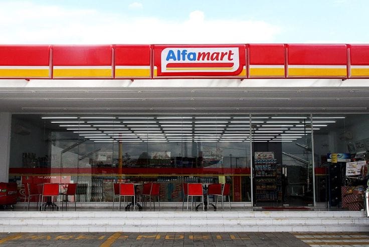Adanya bioskop mini di Alfamart menunjukkan bahwa minimarket tidak lagi hanya tempat membeli barang lalu pulang, tetapi juga dapat menjadi tempat singgah. Foto: inforadar.disway.id - mimbarjumat.com