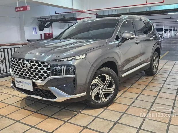 Pada pameran otomotif IIMS 2026, Hyundai memperkenalkan varian terbaru dari Santa Fe, Santa Fe XRT, dengan konsep serba hitam yang menonjolkan sisi sporty dan elegan. Foto: Mobil123.com - mimbarjumat.com