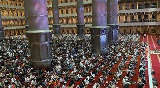 Salah satu ibadah sunah yang paling dinantikan oleh umat Muslim selama bulan Ramadhan adalah Salat Tarawih. Meskipun sering dilakukan secara berjamaah di masjid, Anda juga dapat melakukannya secara mandiri atau bersama keluarga di rumah. Apa panduan fikih tentang cara melakukan salat Tarawih 11 rakaat di rumah? Foto: news.okezone.com - mimbarjumat.com