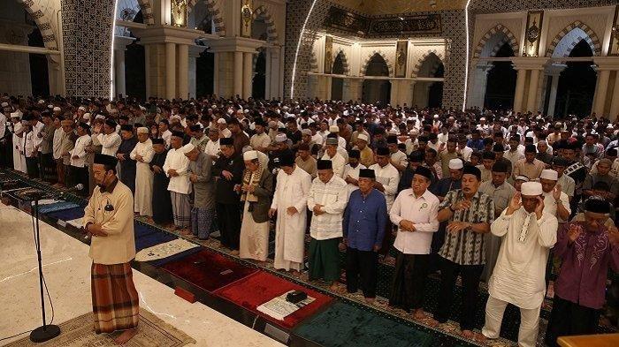 Kita semua menyambut berbuka puasa dengan rasa syukur di sore Ramadhan yang tenang. Dalam agama Islam, mengakhiri puasa seharian penuh memiliki keutamaan tersendiri dan merupakan momen yang dinanti-nantikan. Setiap orang Muslim yang menjalankan puasa harus mempersiapkan diri untuk berbuka puasa segera setelah azan Maghrib berkumandang. Foto: makassar.tribunnews.com - mimbarjumat.com