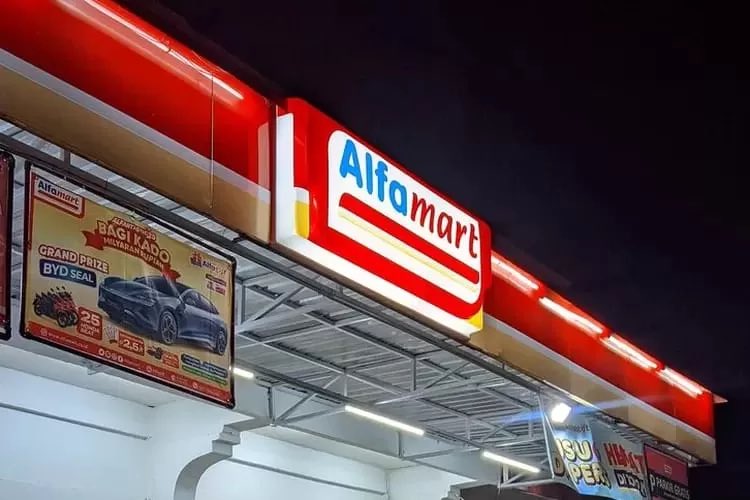 Akhirnya, manajemen mengakui kehadiran bioskop mini di gerai Alfamart. Foto: x.com - mimbarjumat.com