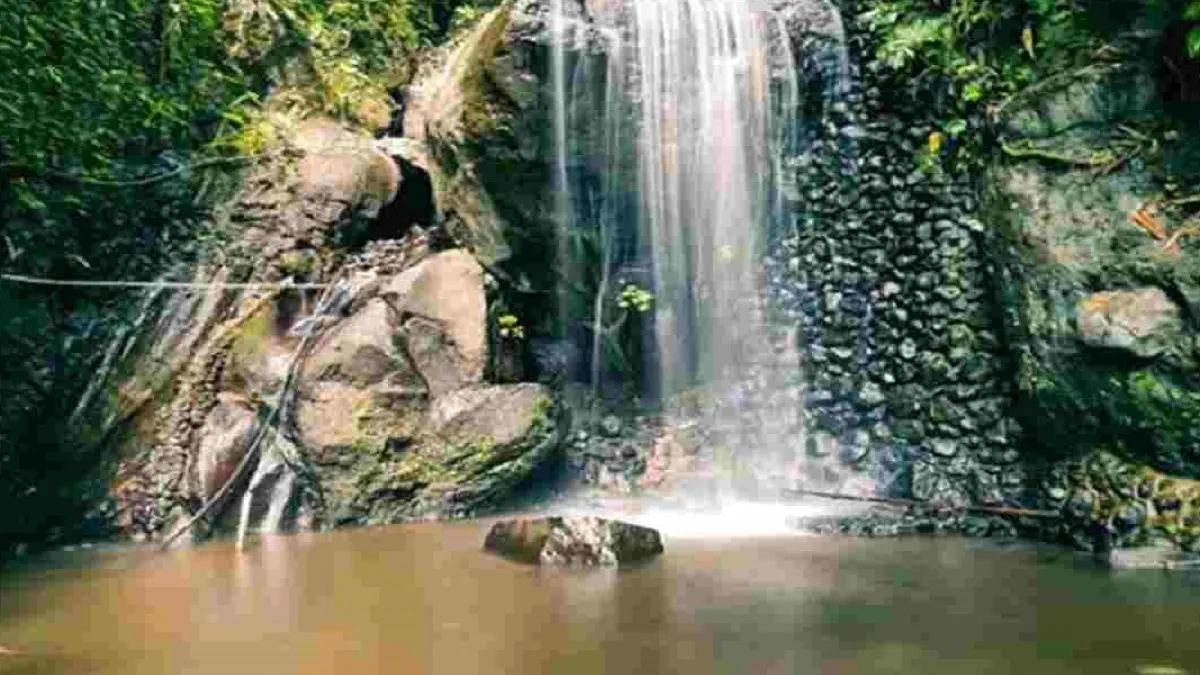 Curug Sidomba, salah satu wisata healing di Kuningan. Foto: Istimewa - mimbarjumat.com