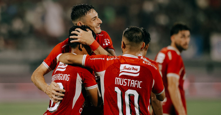 Kondisi agak pincang saat Persebaya Surabaya tiba di Stadion Kapten I Wayan Dipta, Gianyar. Foto: RM.ID - mimbarjumat.com