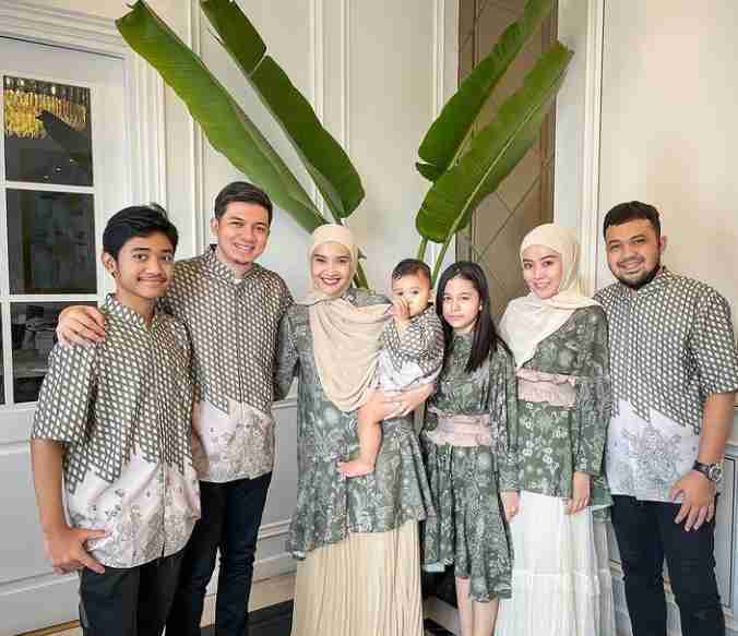 Dunia pakaian Lebaran terus berubah. Memasuki tahun 2026, diperkirakan tren akan kembali ke siluet minimalis yang bersih, praktis, dan elegan. Foto: Oktana.co.id - mimbarjumat.com