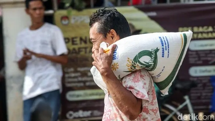 3,9 juta orang tak lagi terima bansos diganti program pemberdayaan rp 5 juta. Foto: Info Nasional - mimbarjumat.com