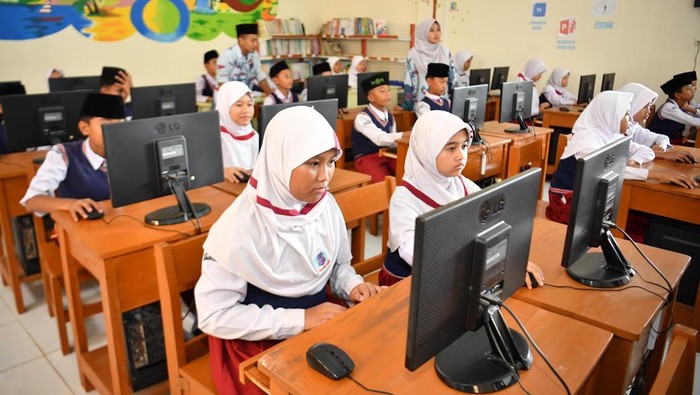 Kementerian Pendidikan Dasar dan Menengah (Kemendikdasmen) tengah menggelar simulasi Tes Kemampuan Akademik (TKA) bagi jenjang SMP. Kapan simulasi TKA dilangsungkan untuk jenjang SD? Foto: detik.com - mimbarjumat.com