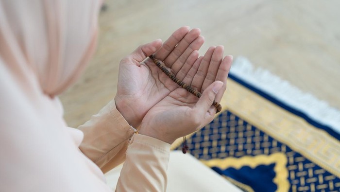 Berbicara tentang niat puasa kembali menjadi salah satu topik yang paling dicari menjelang Ramadan. bukan hanya tentang membacanya, tetapi juga tentang kapan, di mana, dan bagaimana para ulama berbeda dalam menerapkannya. Selain itu, niat yang berbeda dalam bahasa Arab, Indonesia, dan Jawa sering digunakan sebagai referensi. Foto: detik.com - mimbarjumat.com