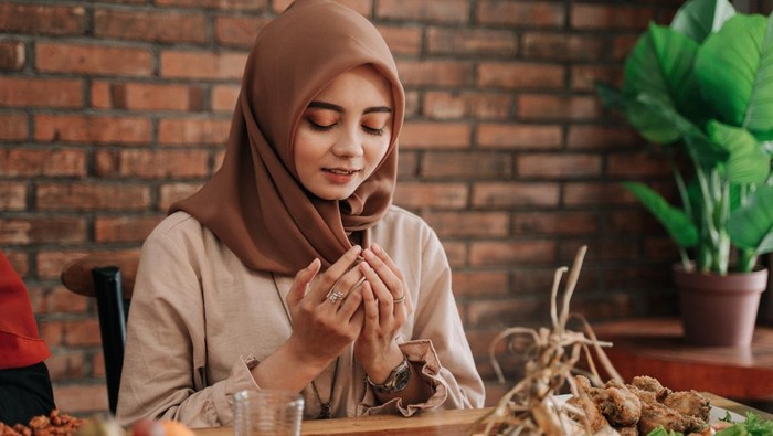 Sangat penting untuk setiap ibadah, termasuk puasa Ramadan, karena tanpa niat yang benar, puasa hanya akan menjadi sekadar menahan lapar dan haus. Foto: detik.com - mimbarjumat.com