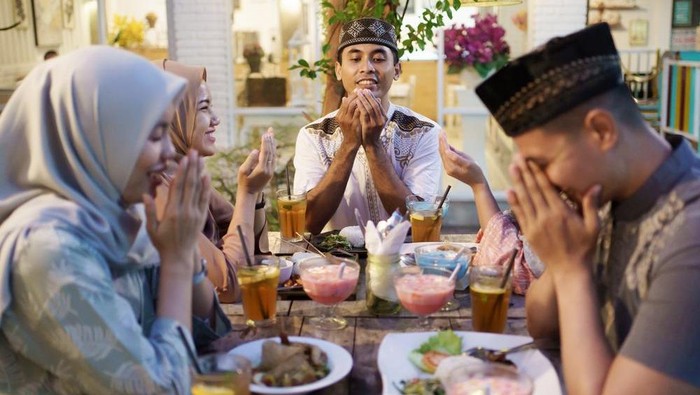 Doa berbuka puasa Ramadan adalah amalan sunnah yang biasa dikerjakan Rasulullah SAW. Doa ini banyak diriwayatkan para sahabat dalam berbagai hadits shahih. Doa buka puasa dipanjatkan untuk mohon keberkahan dan sebagai ungkapan syukur atas nikmat dari Allah SWT. Selain itu, doa orang puasa ketika berbuka disebut mustajab. Dalam hadits yang diriwayatkan dari Abu Hurairah RA, Rasulullah SAW bersabda, Foto: detik.com - mimbarjumat.com