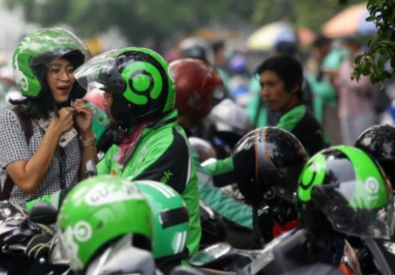 Berita bagus untuk mitra pengemudi! Menteri Ketenagakerjaan (Menaker) akan memastikan bahwa mitra ojek online dan kurir logistik tetap berhak mendapatkan tunjangan menyambut Lebaran di tahun 2026. Foto: kabarmalang.com - mimbarjumat.com
