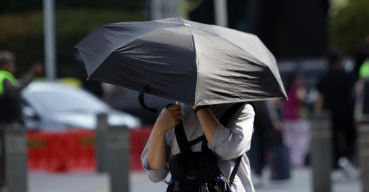 Memasuki penghujung bulan Februari, jumlah hujan yang terjadi di Sulawesi Selatan, terutama di Kota Daeng, tampaknya masih cukup stabil. Foto: RM.ID - mimbarjumat.com