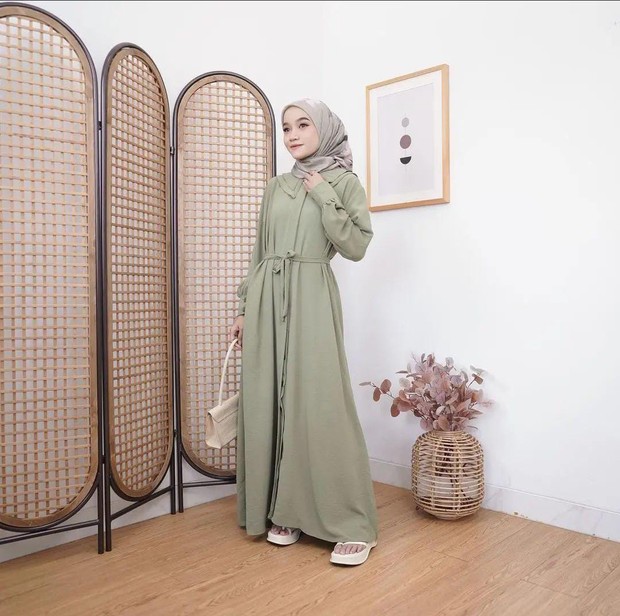 Memasuki bulan Ramadan, banyak orang mulai mempersiapkan diri untuk menyambut Hari Raya dengan membeli pakaian baru. Foto: Beautynesia - mimbarjumat.com