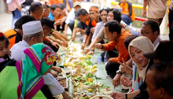 Kita hampir memasuki bulan Ramadan lagi! Selama masa puasa, biasanya suasana di sekitar kita mulai berubah menjadi lebih hangat dan jumlah orang yang terlibat dalam urusan makan-makan meningkat. Foto: bandungmu.com - mimbarjumat.com