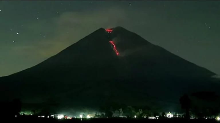 ‎Erupsi Dahsyat Gunung Semeru, Guguran Awan Panas Meluncur 6 KM.*mimbarjumat.com/ist