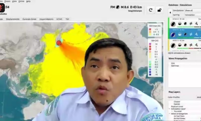 Kabar Mengejutkan, Direktur Gempa BMKG Pilih Pensiun Dini, Apa Penyebabnya? MIMBARJUMAT.COM - Kabar mengejutkan terkait pengunduruan diri Direktur Gempa Bumi dan dan Tsunami Badan Meteorologi, Klimatologi dan Geofisika (BMKG), Daryono, menjadi perhatian publik. Tak heran jika publik bertanya-tanya ada apa dengan pengunduruan diri dari Direktur Gempa BMKG yang memilih pensiun dini tersebut. Selama ini, Daryono sendiri dikenal sebagai sosok utama yang menyampaikan informasi gempa dan potensi tsunami kepada masyarakat. Melalui pernyataan yang dibagikan kepada awak media, Daryono mengumumkan pengunduran dirinya sekaligus pengajuan pensiun dini. Keputusan tersebut diajukan Daryono secara resmi kepada pimpinan BMKG pada Jumat malam, 13 Februari 2026. Dirinya menyebut saat ini tengah menjalani perawatan medis akibat sakit mata berupa distrofi kornea dan mengambil cuti dinas sebelum memasuki masa pensiun dini. Tercatat hingga 1 Mei 2026, ia masih berstatus sebagai pegawai aktif BMKG. Meski tak lagi menjabat sebagai Direktur Gempa Bumi dan Tsunami, Daryono menegaskan bahwa dirinya berkomitmen untuk tetap memberikan edukasi publik di bidang kegempaan dan kebencanaan. Pada kondisi negara yang rawan bencana seperti Indonesia, edukasi gempa dan tsunami bukan hanya tugas institusi, tetapi juga tanggung jawab keilmuan dan moral para ahli. Ia menyampaikan bakal terus berkontribusi sebagai edukator publik dengan menjunjung tinggi objektivitas ilmiah dan kepentingan keselamatan masyarakat. Selama ini, Daryono juga dikenal aktif dalam menjelaskan fenomena gempa bumi secara lugas dan ilmiah. Ia kerapkali membagikan analisis, baik melalui komunikasi langsung dengan wartawan ataupun melalui media sosial pribadinya. Keberadaannya jadi salah satu wajah komunikasi kebencanaan yang mudah dipahami publik, terutama ketika terjadi gempa besar di dalam maupun luar negeri. Daryono lahir di Semarang pada 21 Februari 1971, merupakan lulusan Akademi Meteorologi dan Geofisika (1993). Dirinya kemudian meraih gelar sarjana dari Universitas Indonesia, magister dari Universitas Udayana, serta doktor Ilmu Geografi dari Universitas Gadjah Mada. Kariernya di BMKG dimulai sebagai staf teknis di Denpasar, kemudian aktif sebagai peneliti geofisika sejak 2005 dan menduduki berbagai jabatan strategis hingga dipercaya menjadi Direktur Gempa Bumi dan Tsunami pada 2022.(*) Penulis: Mishbahul Anam