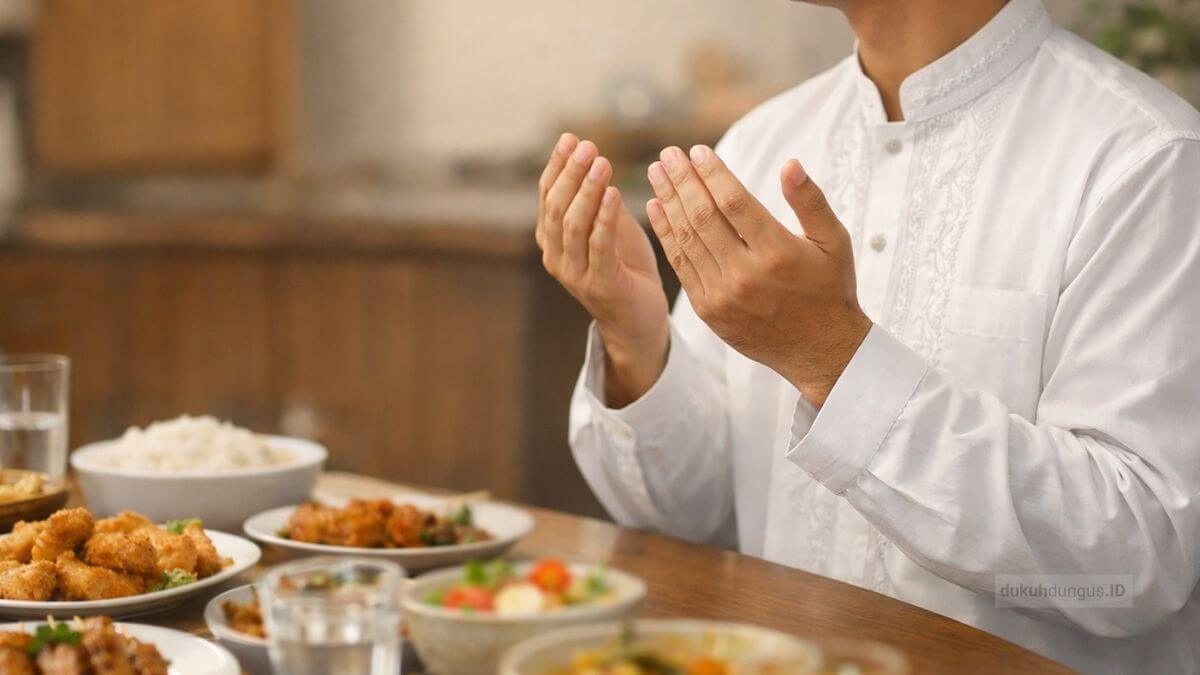 Bacaan Doa Buka Puasa Dzahaba: Arab, Latin, dan Terjemahannya. Foto: Istimewa - mimbarjumat.com