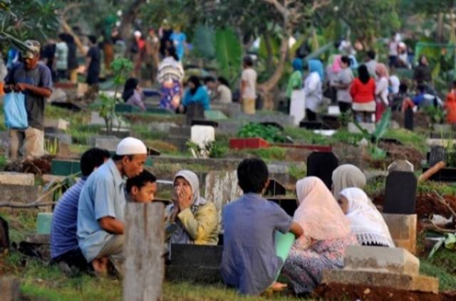 Ziarah Kubur Menjelang Ramadhan: Memahami Makna dan Nilainya.*mimbarjumat.com/ist