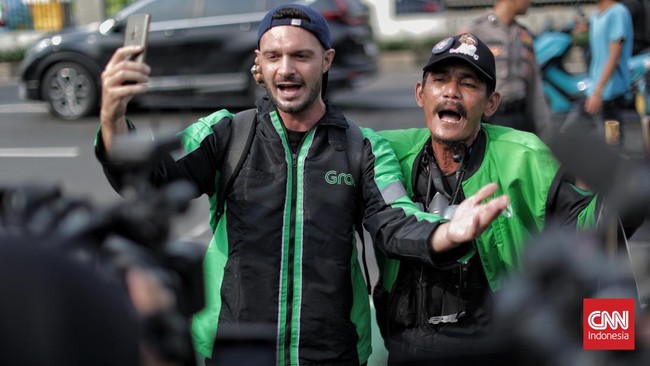 Memasuki pertengahan bulan Ramadan, THR menjadi salah satu topik yang paling banyak diperdebatkan. Foto: cnnindonesia.com - mimbarjumat.com