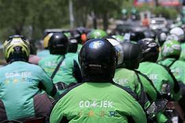 Sepekan setelah ibadah Ramadan berakhir, masyarakat akan dihadapkan pada lebaran dan pembagian Tunjangan Hari Raya (THR). Sebagian besar masyarakat Indonesia, termasuk pengemudi ojol, merasakan momentum pembagian THR. Kapan THR Ojol 2026 akan dibayar? Foto: ngertihukum.id - mimbarjumat.com