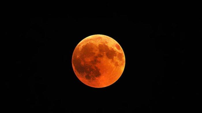 Gerhana Bulan Total, yang dapat dilihat di seluruh Indonesia, akan terjadi pada 3 Maret 2026. Berdasarkan Almanak 2026 yang dirilis oleh Badan Meteorologi, Klimatologi, dan Geofisika (BMKG), seluruh wilayah Indonesia, mulai dari Sumatra, Jawa, Kalimantan, Sulawesi, Bali, Nusa Tenggara, Maluku, dan Papua, akan mengalami puncak gerhana bulan ini pada pukul 18.34 WIB. Foto: tribunnews.com - mimbarjumat.com